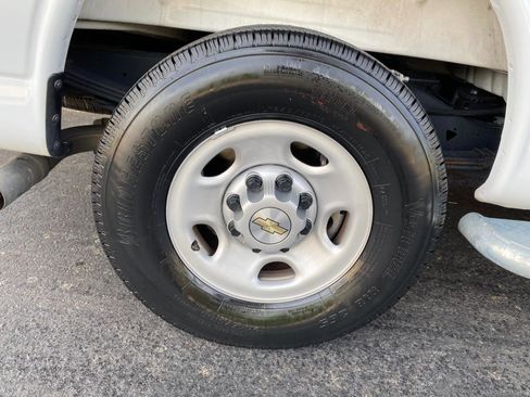 Used 2025 Chevrolet Express 2500 w/ Driver Convenience Package RWD image 18