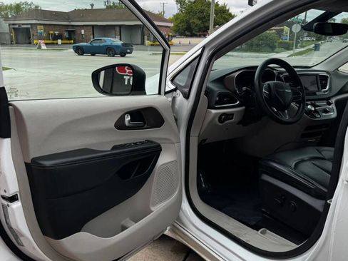 Used 2020 Chrysler Voyager Lxi FWD image 12