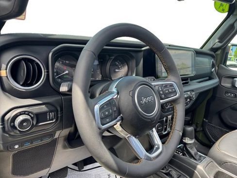Used 2024 Jeep Wrangler Unlimited Sahara w/ Technology Group AWD/4WD image 12