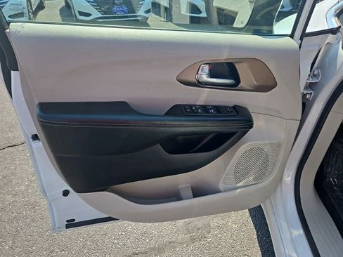 Used 2021 Chrysler Voyager Lxi image 9