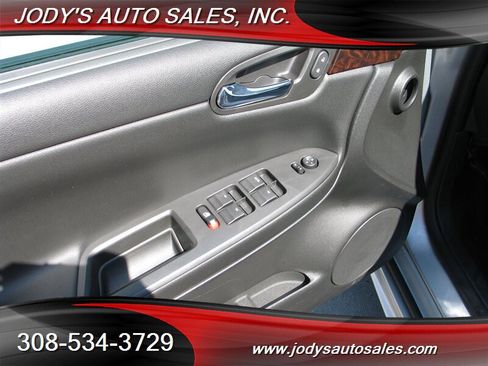 Used 2016 Chevrolet Impala LT image 3