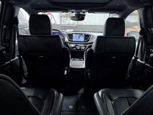 Used 2025 Chrysler Pacifica Limited FWD image 25