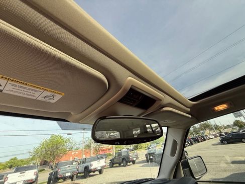 Used 2006 Jeep Commander Limited image 21