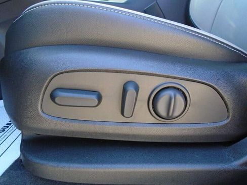 Used 2019 Chevrolet Equinox Premier image 16