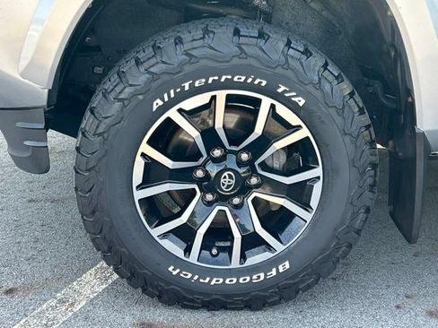 Used 2020 Toyota Tacoma TRD Sport w/ TRD Premium Sport Package AWD/4WD image 9