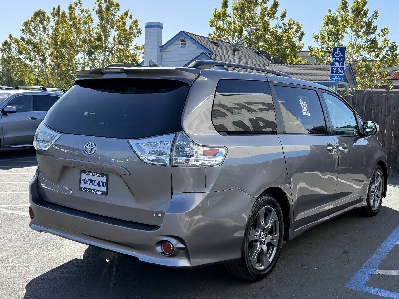 Used 2018 Toyota Sienna SE FWD image 6