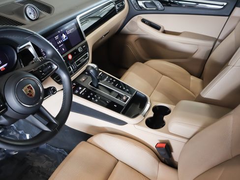 Certified 2023 Porsche Macan image 17
