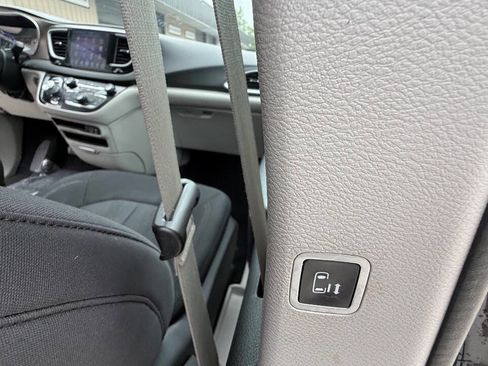 Used 2017 Chrysler Pacifica Touring FWD image 61