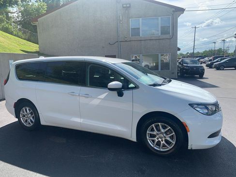 Used 2017 Chrysler Pacifica LX FWD image 6