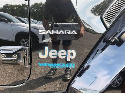 Used 2021 Jeep Wrangler Unlimited Sahara w/ Cold Weather Group AWD/4WD image 7