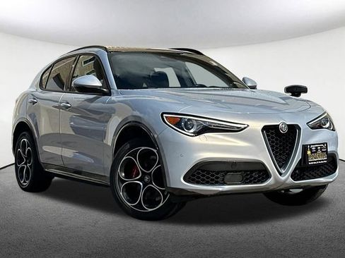 Used 2022 Alfa Romeo Stelvio Ti image 2