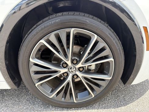 Used 2025 Toyota Prius XLE FWD image 23