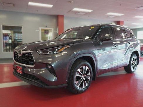 Certified 2021 Toyota Highlander XLE image 5