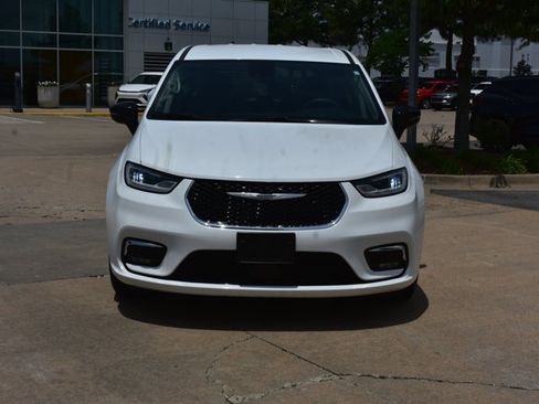 Used 2024 Chrysler Pacifica Touring-L FWD image 2