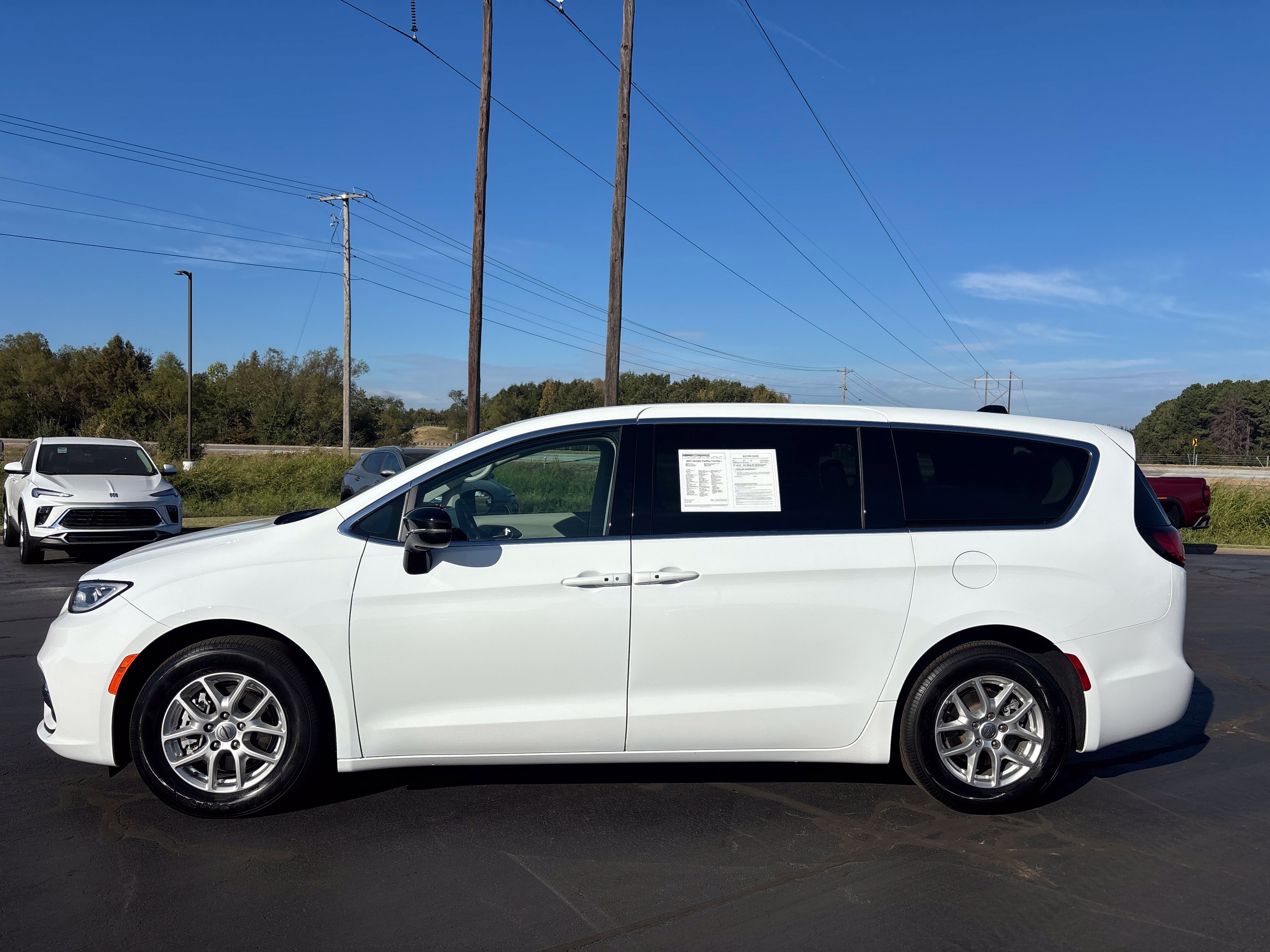 Used 2024 Chrysler Pacifica Touring-L FWD image 3