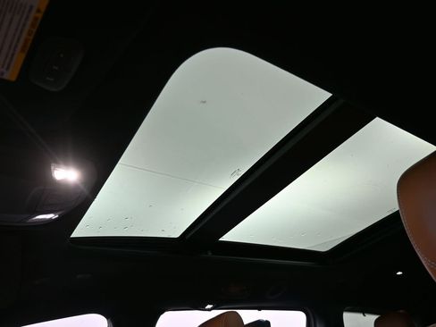 Used 2024 Chrysler Pacifica Pinnacle image 13