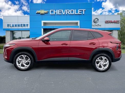 Used 2024 Chevrolet Trax LS w/ LS Convenience Package FWD image 2