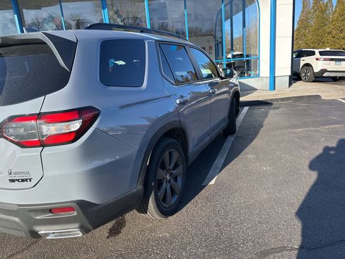Used 2025 Honda Pilot Sport image 4