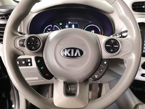 Used 2018 Kia Soul EV + FWD image 3