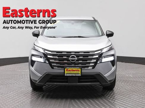Used 2024 Nissan Rogue S AWD/4WD image 2
