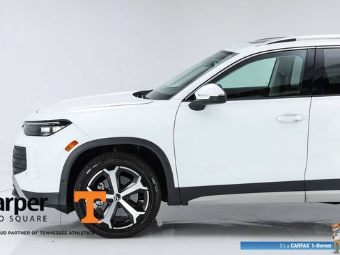Used 2025 Volkswagen Tiguan SE w/ Panoramic Sunroof Package AWD/4WD image 3