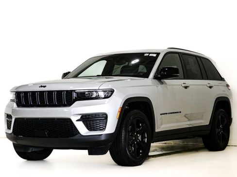 Used 2023 Jeep Grand Cherokee Altitude AWD/4WD image 3