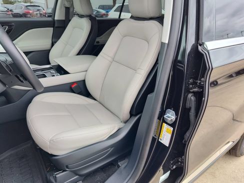 Used 2025 Lincoln Aviator 2WD image 22