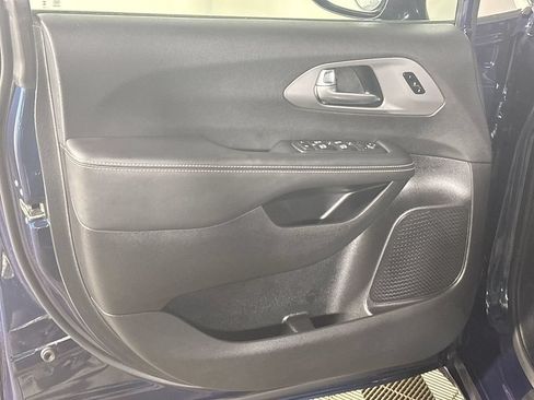 Certified 2025 Chrysler Pacifica Select AWD/4WD image 11