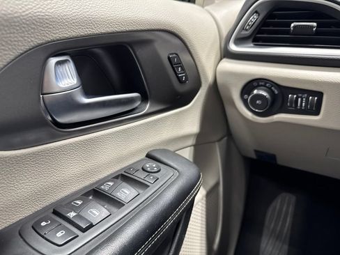 Used 2022 Chrysler Pacifica Touring-L FWD image 9