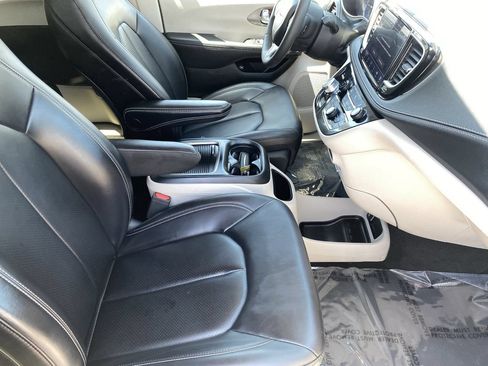 Used 2023 Chrysler Pacifica Touring-L FWD image 10