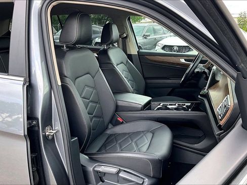Used 2025 Volkswagen Atlas SE FWD image 9
