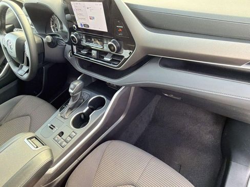 Used 2025 Toyota Highlander LE FWD image 35