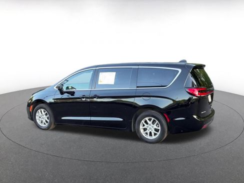 Used 2025 Chrysler Pacifica Select image 10