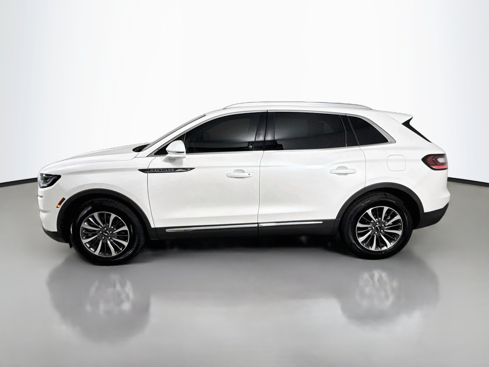 Used 2022 Lincoln Nautilus FWD w/ Premium Package image 4