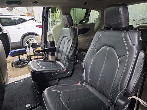 Used 2020 Chrysler Pacifica Limited image 13