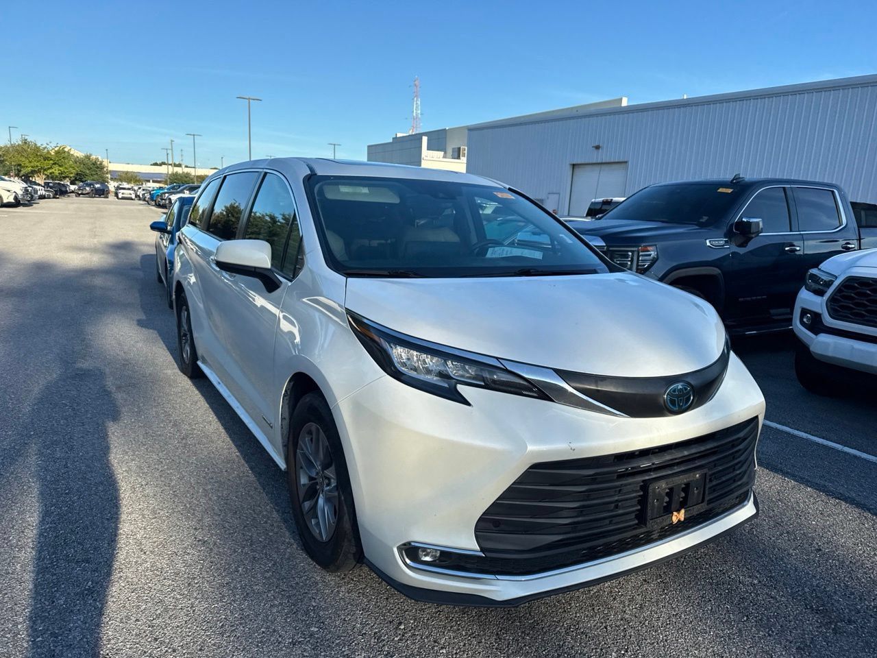 Used 2021 Toyota Sienna XLE AWD/4WD image 3