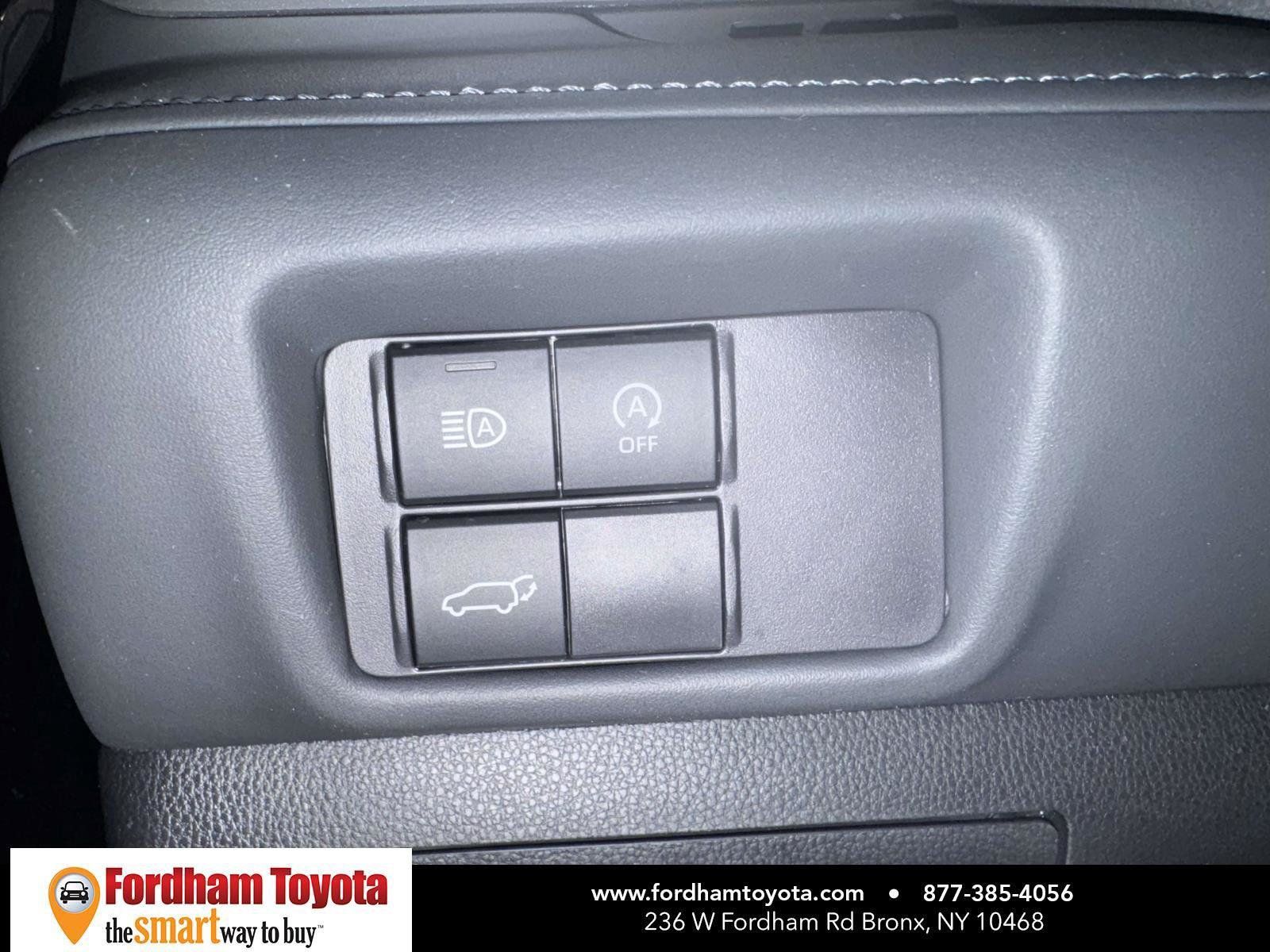 Used 2023 Toyota Highlander LE AWD/4WD image 19
