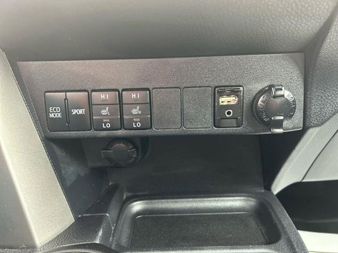 Used 2018 Toyota RAV4 XLE image 18