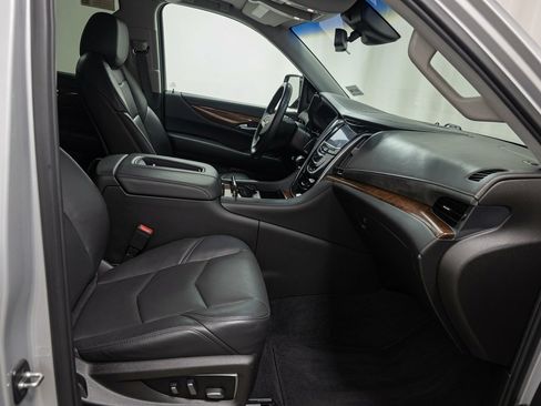 Used 2017 Cadillac Escalade ESV Luxury RWD image 8