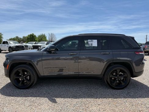 Used 2023 Jeep Grand Cherokee Altitude AWD/4WD image 6