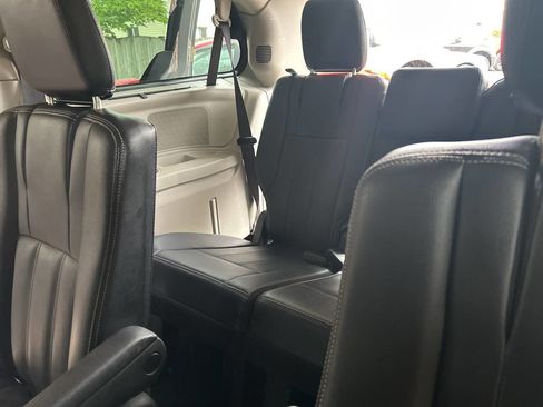 Used 2015 Chrysler Town & Country Touring FWD image 7