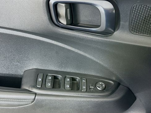 Used 2025 Hyundai Venue Limited image 15