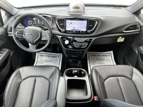New 2026 Chrysler Pacifica Select image 11