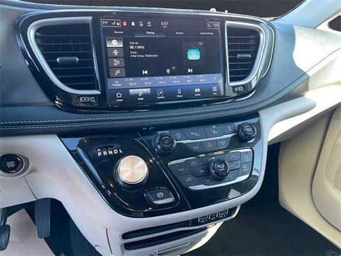 Used 2023 Chrysler Pacifica Touring-L image 11