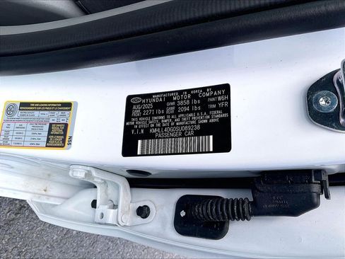 Used 2025 Hyundai Elantra SE FWD image 31