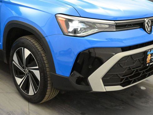 Used 2025 Volkswagen Taos SE w/ Panoramic Sunroof Package image 16