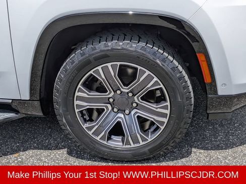 Certified 2024 Jeep Wagoneer L Series II AWD/4WD image 10