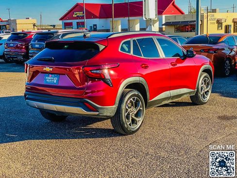 Used 2025 Chevrolet Trax LT w/ Driver Confidence Package image 8