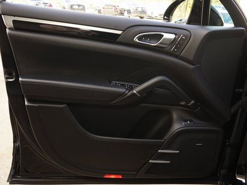 Used 2017 Porsche Cayenne S image 22
