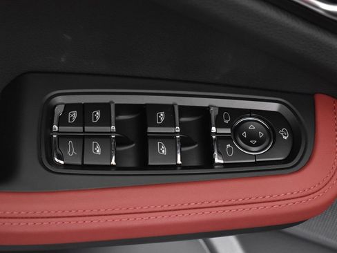Used 2026 Porsche Macan AWD/4WD image 34